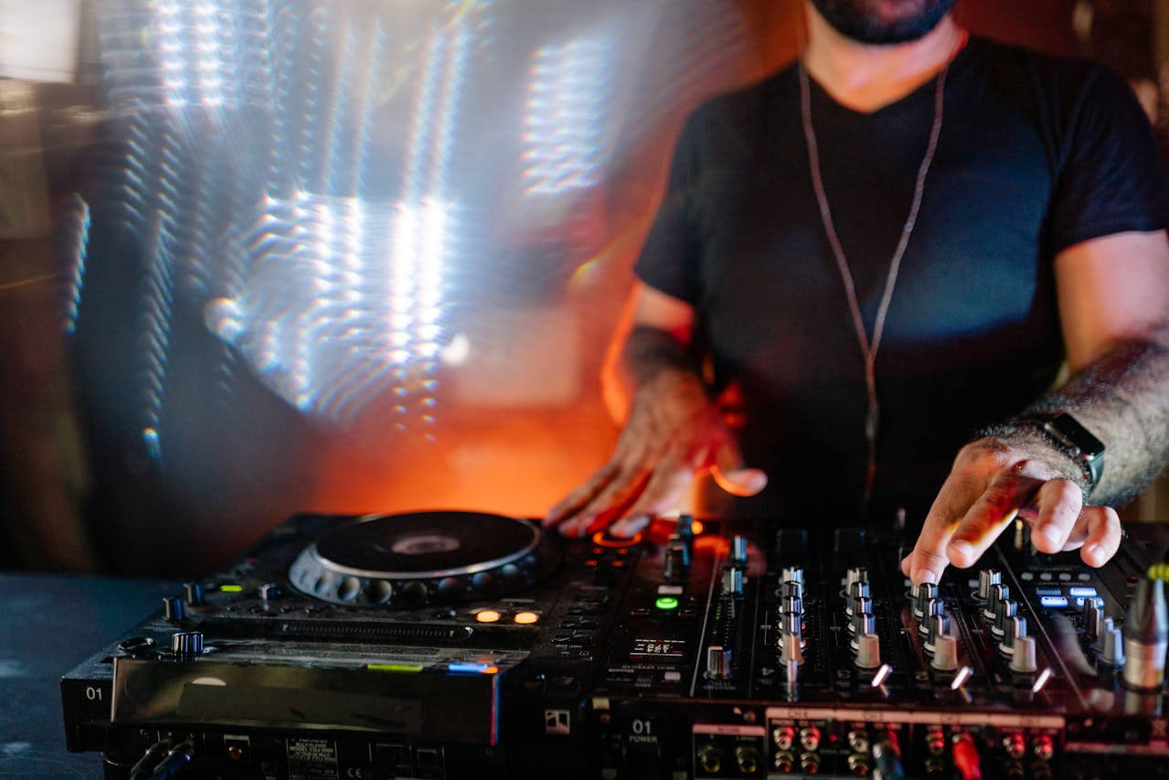 Maak je feest onvergetelijk met muziek en een DJ booth van Brink Events