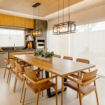 Welke materialen zijn populair bij eettafels