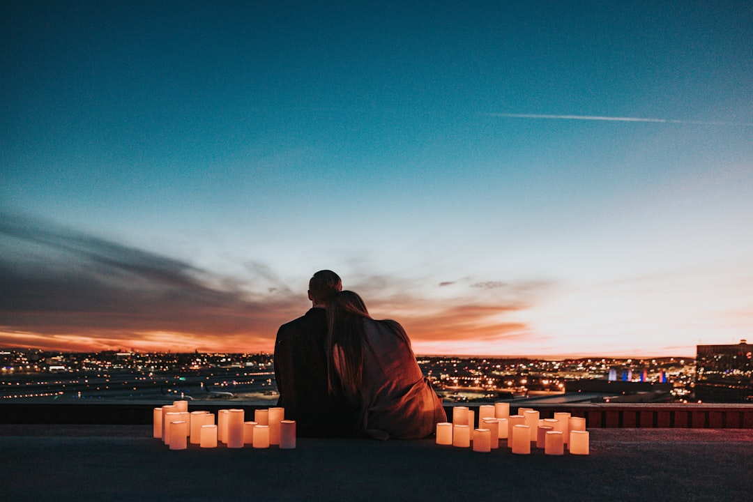 Een goede relatie: wat maakt het verschil tussen samen gelukkig zijn en uit elkaar groeien?