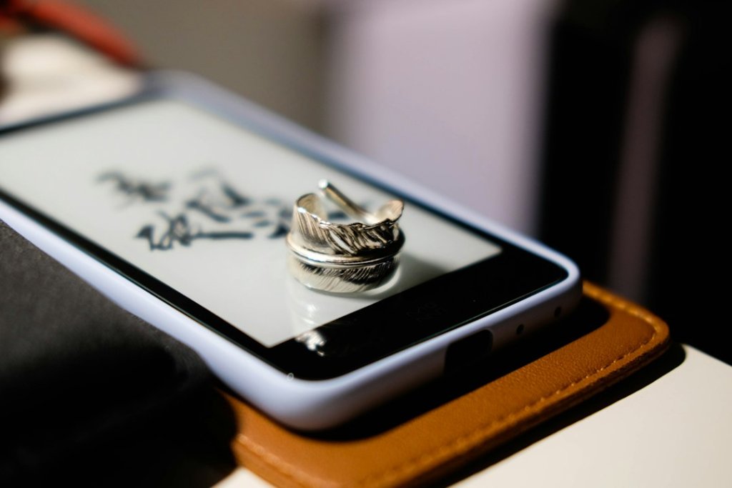 <span class="c9">Zo maak je een simpele outfit af met sieraden</span>