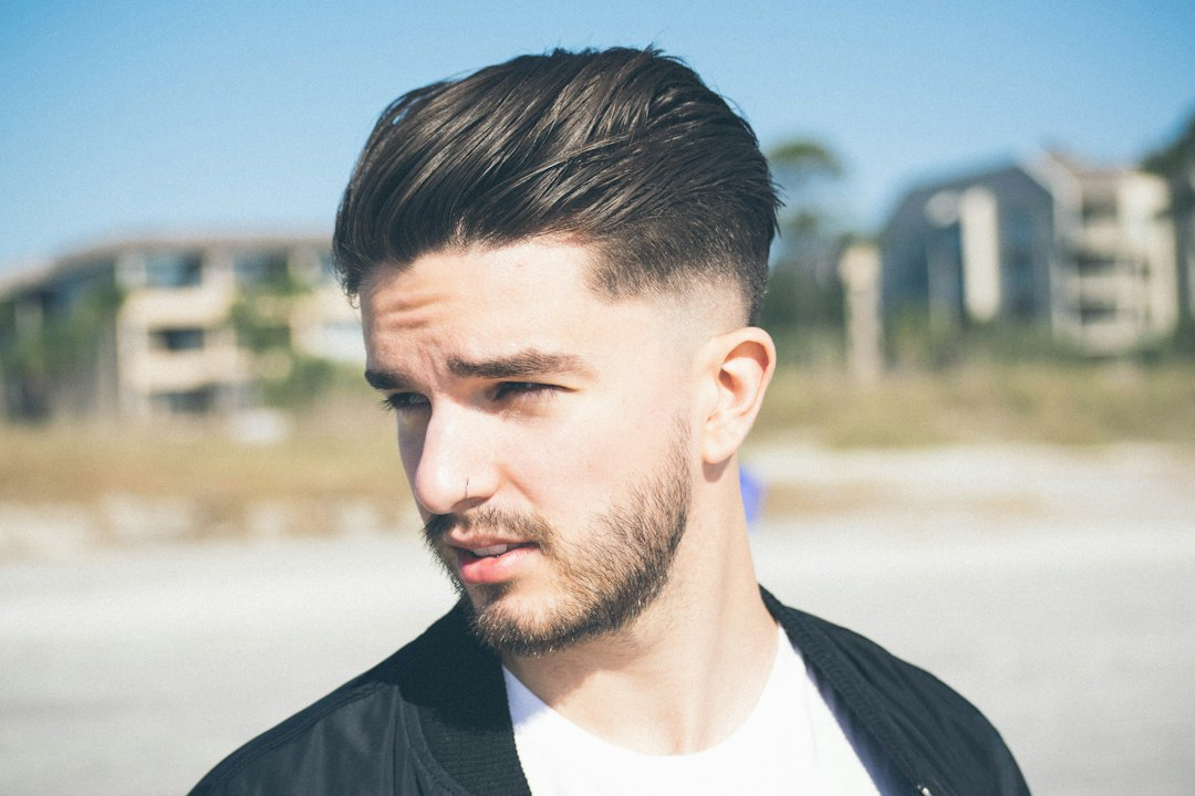 Kort haar mannen kapsels: de beste stijlen en hoe je ze kiest