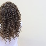 Half opgestoken haar met krullen: zo maak je het zelf