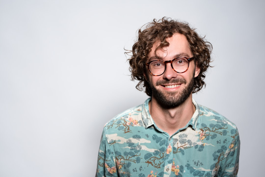 Krullen man: zo stijl je ze goed en voorkom je pluis
