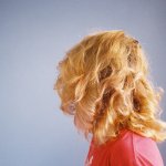 Korte krullen kapsels: de mooiste stijlen en hoe je ze stylet
