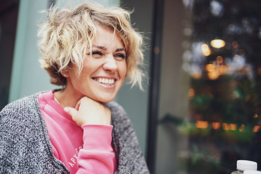 Korte kapsels voor oudere dames met bril: de mooiste opties op een rij