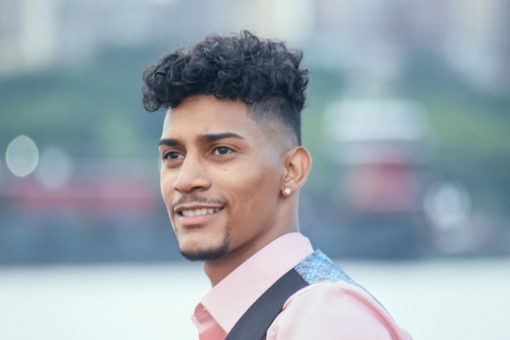 Taper fade met krullen: zo kies en onderhoud je dit kapsel